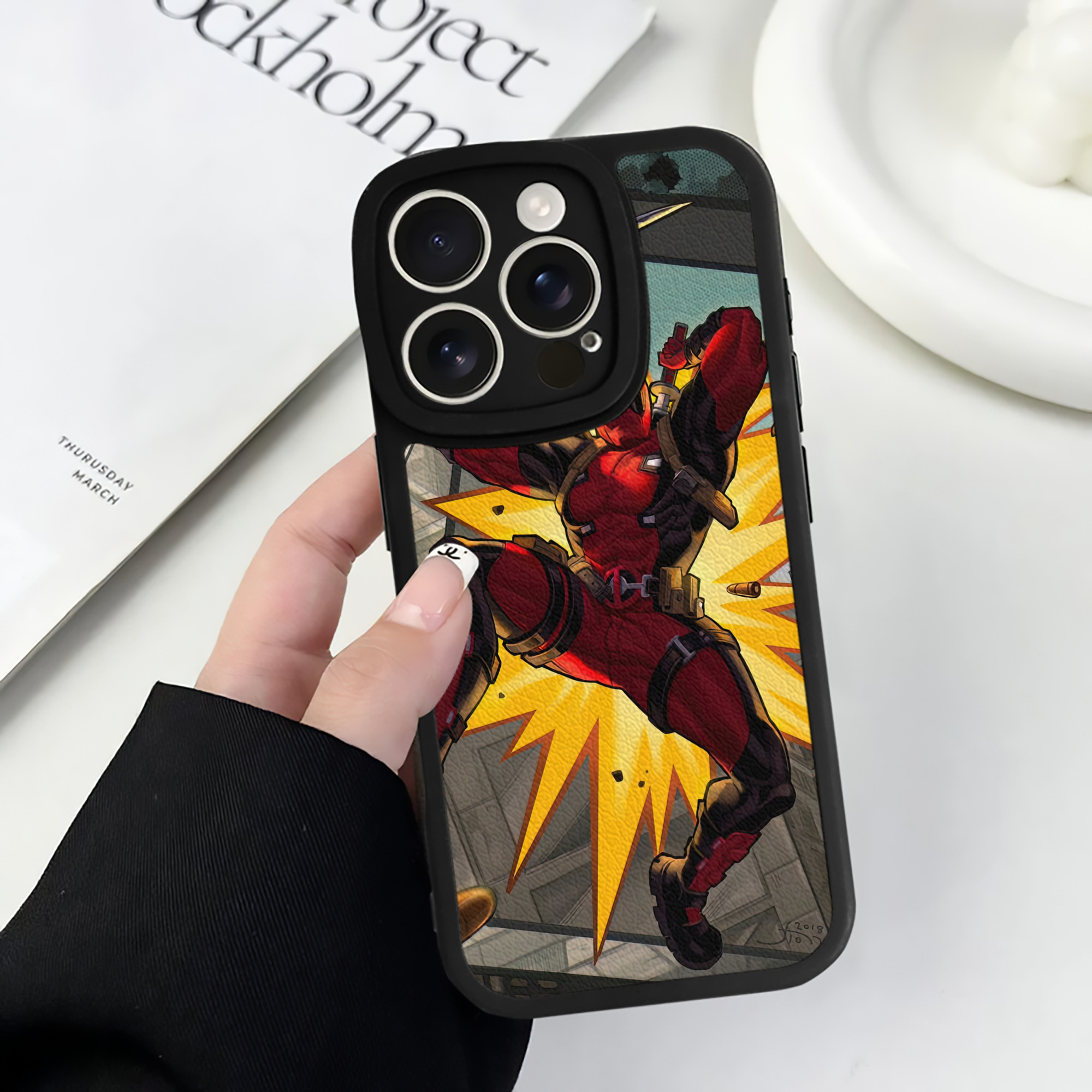 （画像用） Deadpool デッドプール 【iPhone 16シリーズ対応】シリコンスマホケース（レザー調） 材質：シリコン